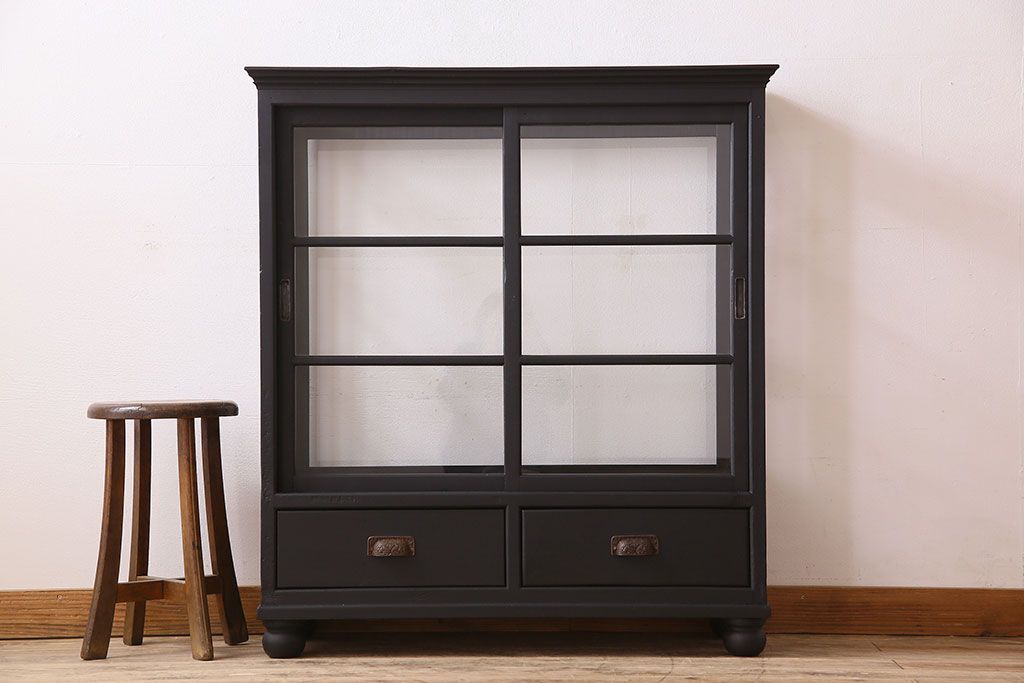 アンティーク家具　和モダン　脚付き!シックなアンティークのペイントガラスケース