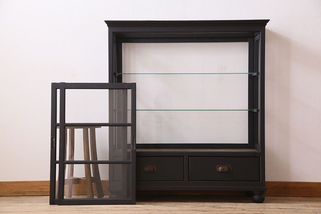 アンティーク家具　和モダン　脚付き!シックなアンティークのペイントガラスケース