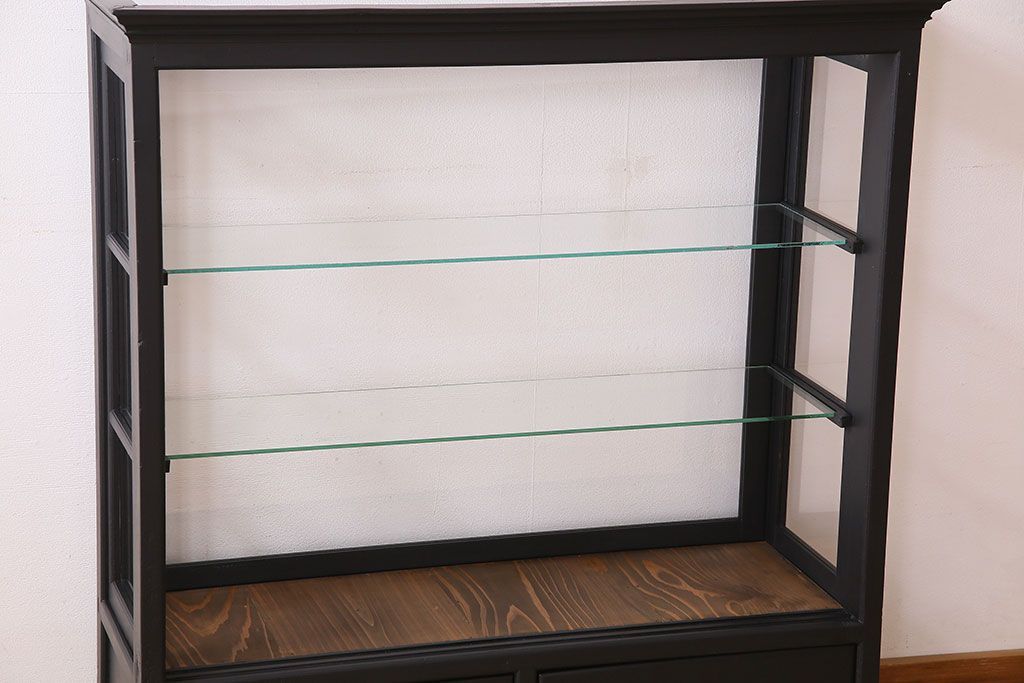 アンティーク家具　和モダン　脚付き!シックなアンティークのペイントガラスケース