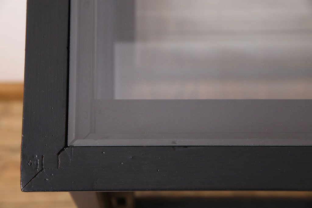 アンティーク家具　和モダン　脚付き!シックなアンティークのペイントガラスケース