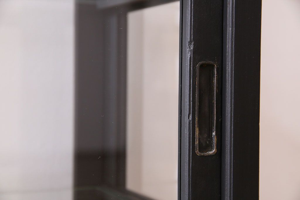 アンティーク家具　和モダン　脚付き!シックなアンティークのペイントガラスケース