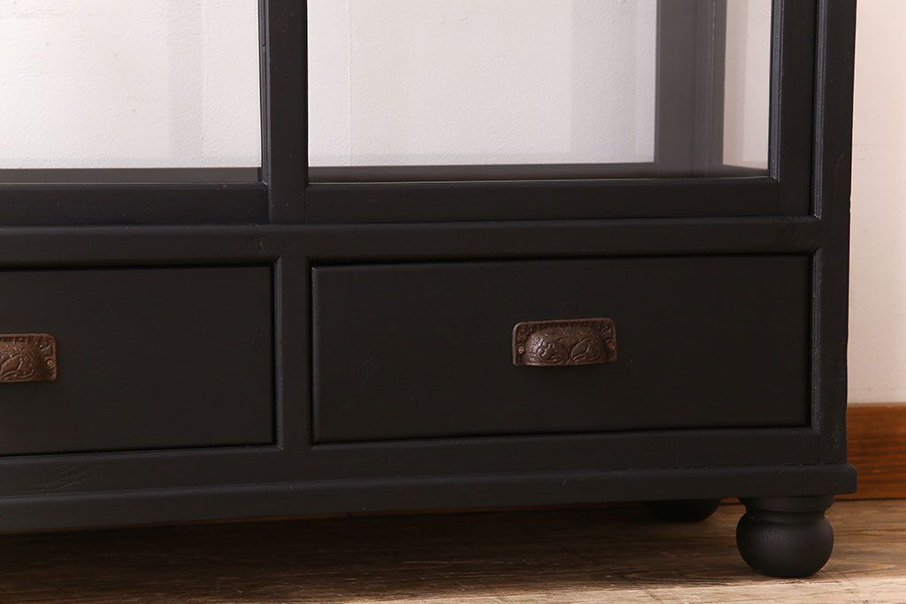 アンティーク家具　和モダン　脚付き!シックなアンティークのペイントガラスケース