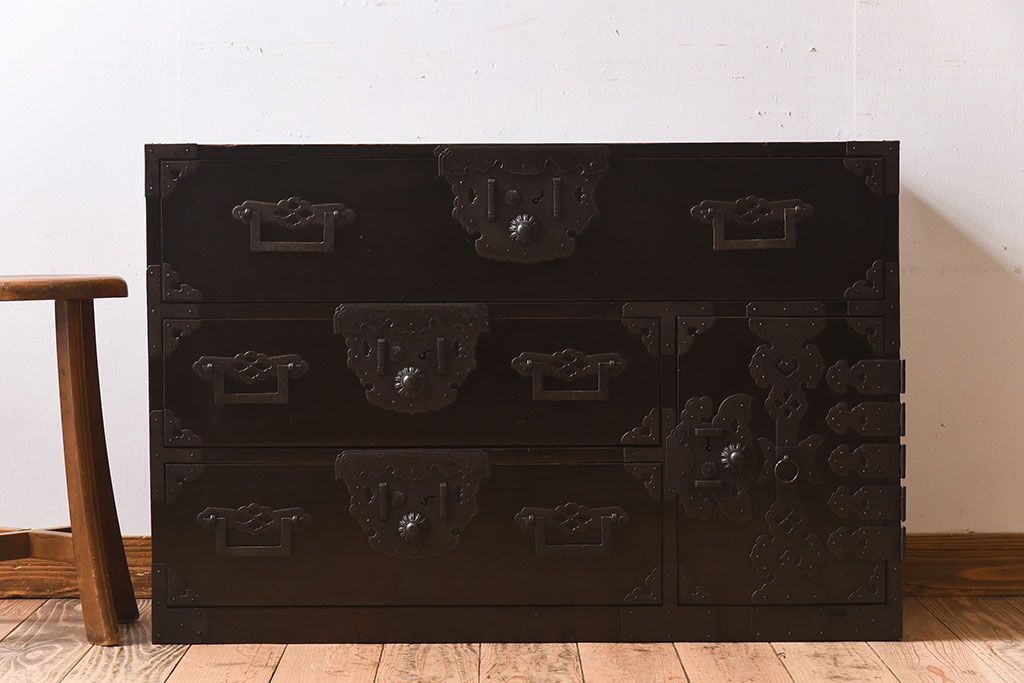 アンティーク家具　明治期　古民具・骨董　隠しあり!黒漆の上品なアンティークの衣装箪笥