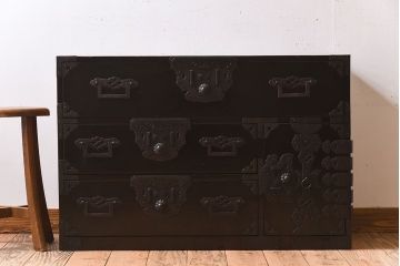 アンティーク家具　明治期　古民具・骨董　隠しあり!黒漆の上品なアンティークの衣装箪笥