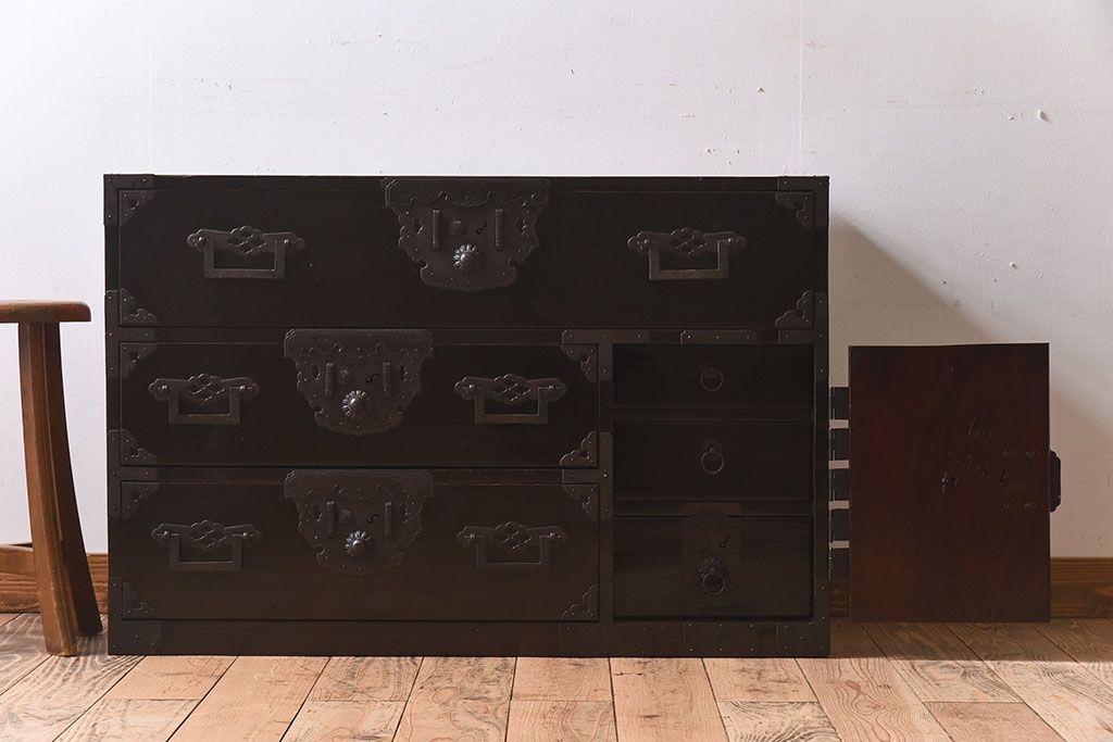 アンティーク家具　明治期　古民具・骨董　隠しあり!黒漆の上品なアンティークの衣装箪笥