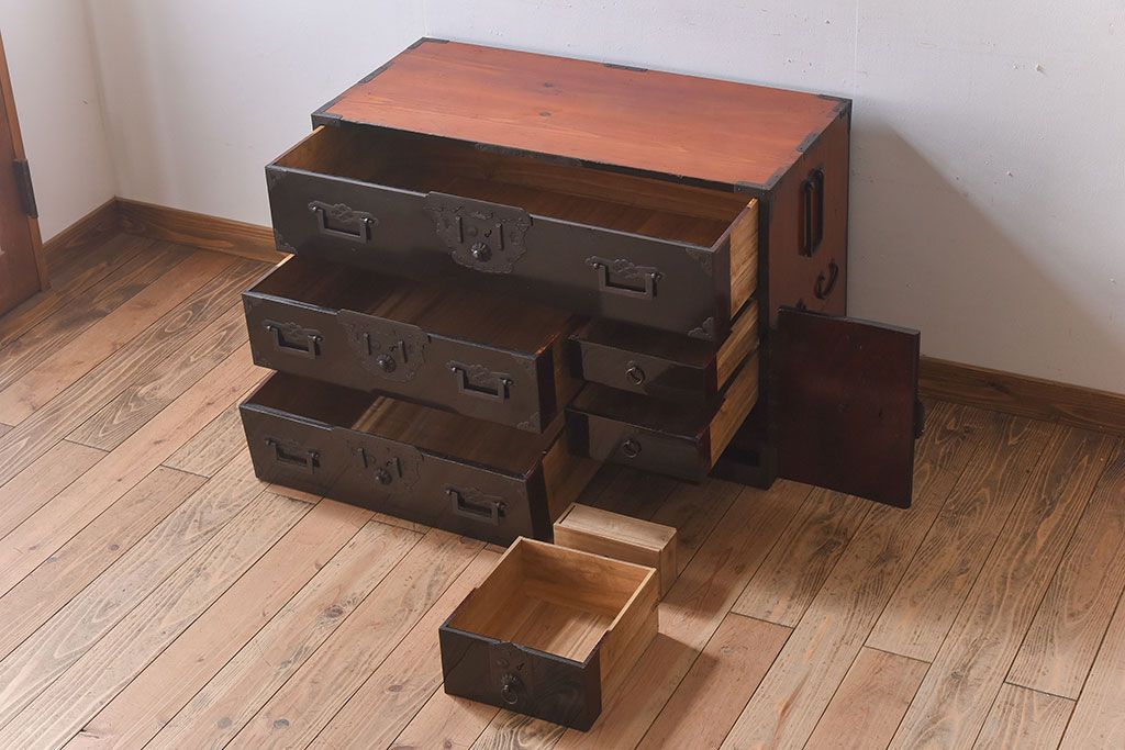 アンティーク家具　明治期　古民具・骨董　隠しあり!黒漆の上品なアンティークの衣装箪笥