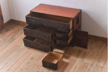 アンティーク家具　明治期　古民具・骨董　隠しあり!黒漆の上品なアンティークの衣装箪笥