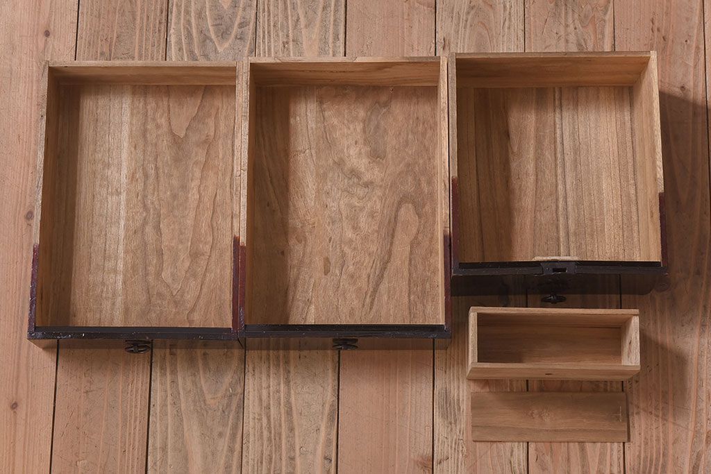 アンティーク家具　明治期　古民具・骨董　隠しあり!黒漆の上品なアンティークの衣装箪笥