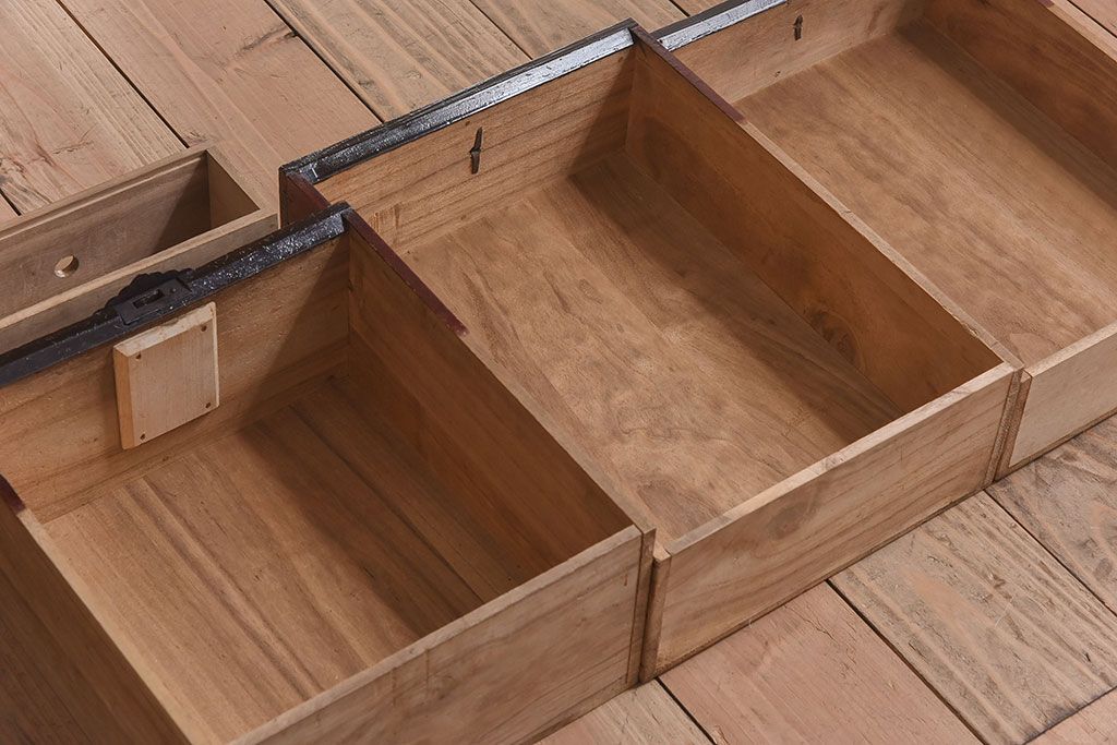 アンティーク家具　明治期　古民具・骨董　隠しあり!黒漆の上品なアンティークの衣装箪笥