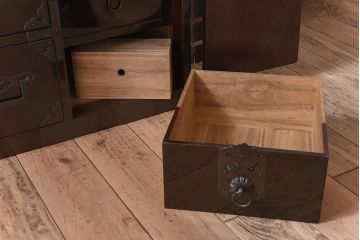 アンティーク家具　明治期　古民具・骨董　隠しあり!黒漆の上品なアンティークの衣装箪笥