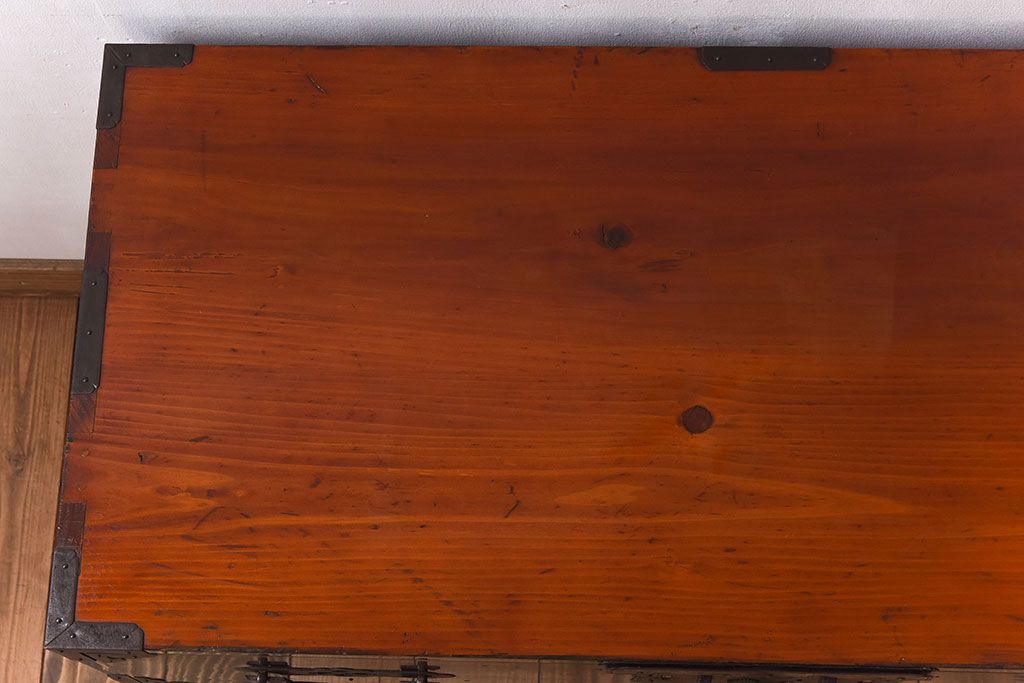 アンティーク家具　明治期　古民具・骨董　隠しあり!黒漆の上品なアンティークの衣装箪笥