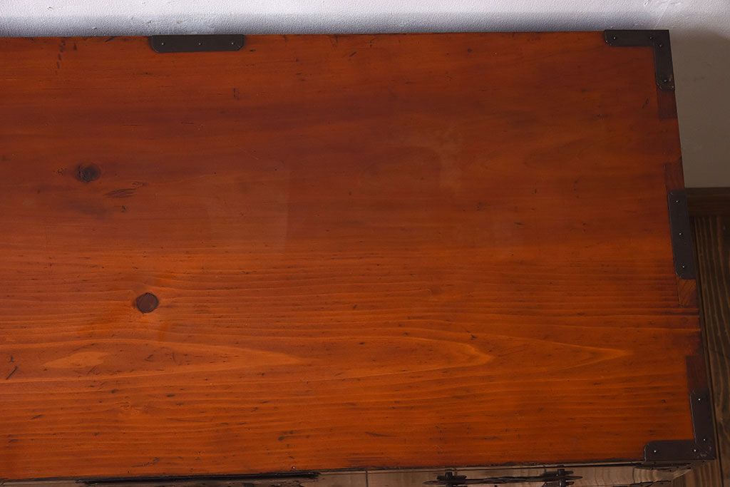 アンティーク家具　明治期　古民具・骨董　隠しあり!黒漆の上品なアンティークの衣装箪笥