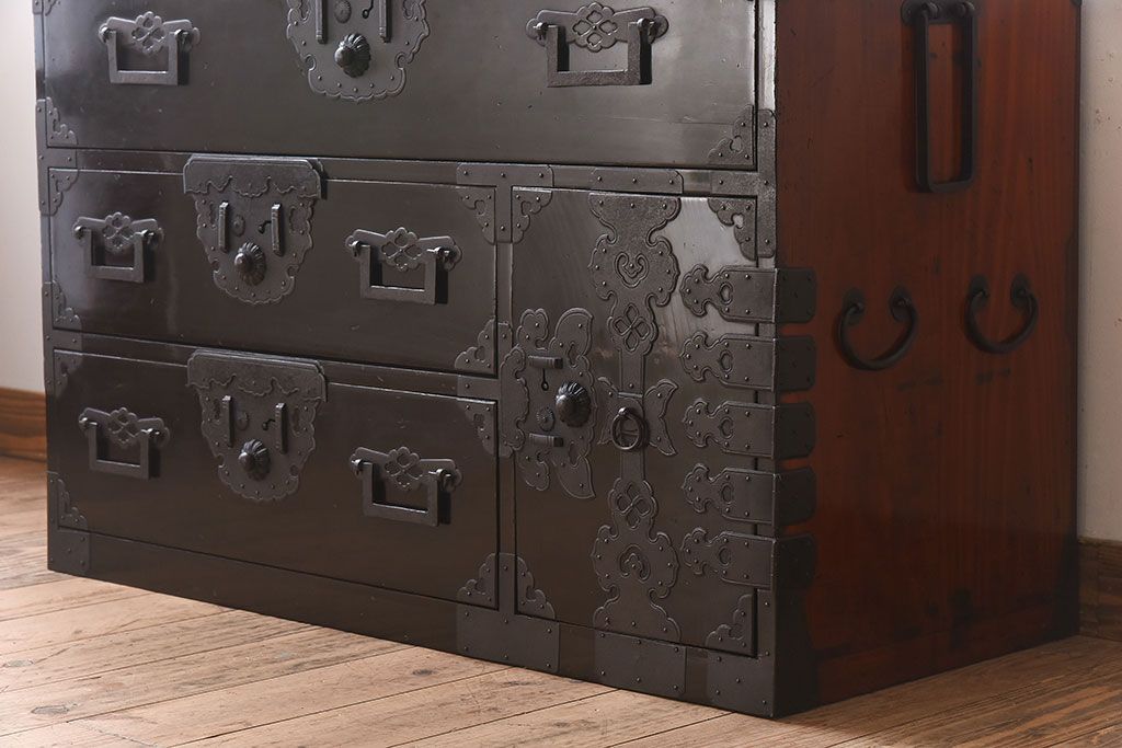 アンティーク家具　明治期　古民具・骨董　隠しあり!黒漆の上品なアンティークの衣装箪笥