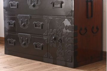 アンティーク家具　明治期　古民具・骨董　隠しあり!黒漆の上品なアンティークの衣装箪笥