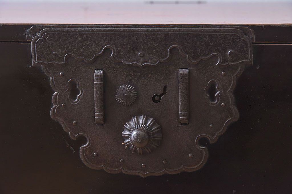 アンティーク家具　明治期　古民具・骨董　隠しあり!黒漆の上品なアンティークの衣装箪笥