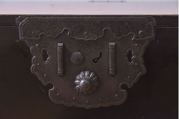 アンティーク家具　明治期　古民具・骨董　隠しあり!黒漆の上品なアンティークの衣装箪笥