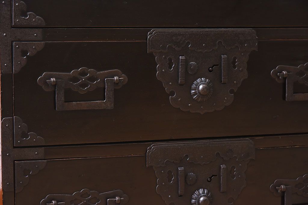 アンティーク家具　明治期　古民具・骨董　隠しあり!黒漆の上品なアンティークの衣装箪笥