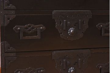 アンティーク家具　明治期　古民具・骨董　隠しあり!黒漆の上品なアンティークの衣装箪笥