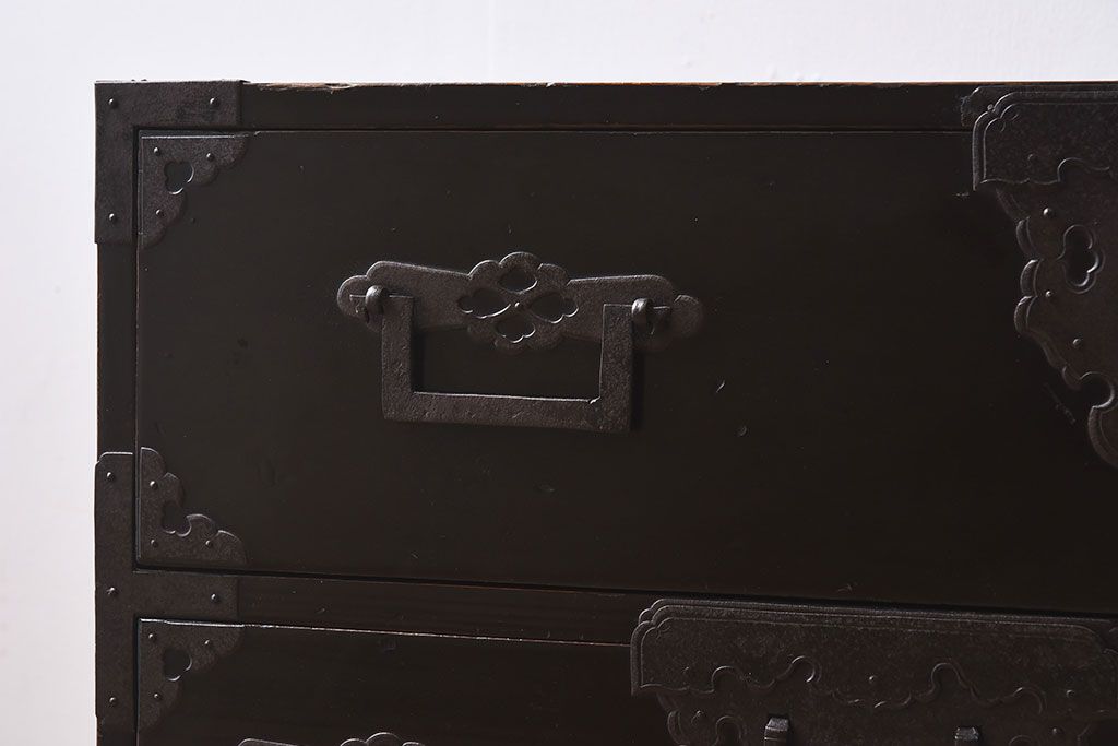 アンティーク家具　明治期　古民具・骨董　隠しあり!黒漆の上品なアンティークの衣装箪笥