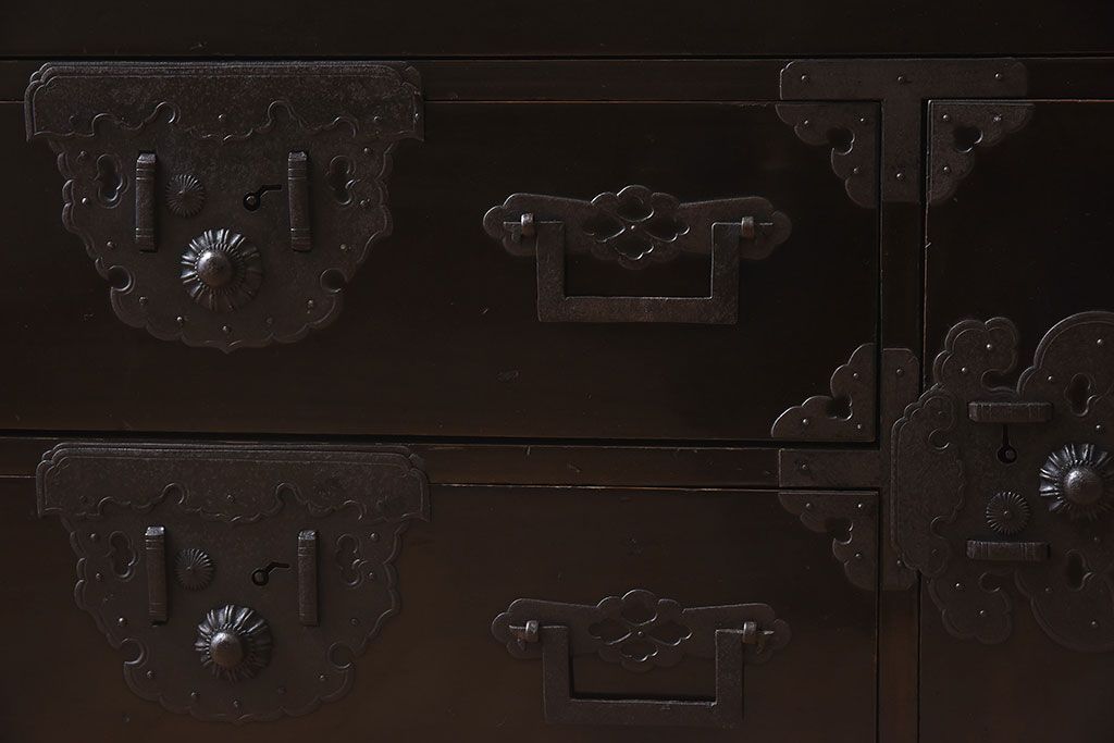 アンティーク家具　明治期　古民具・骨董　隠しあり!黒漆の上品なアンティークの衣装箪笥