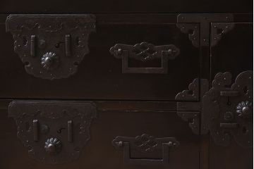 アンティーク家具　明治期　古民具・骨董　隠しあり!黒漆の上品なアンティークの衣装箪笥