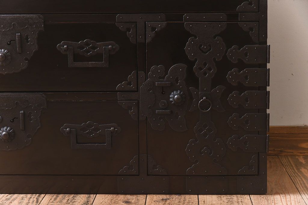 アンティーク家具　明治期　古民具・骨董　隠しあり!黒漆の上品なアンティークの衣装箪笥