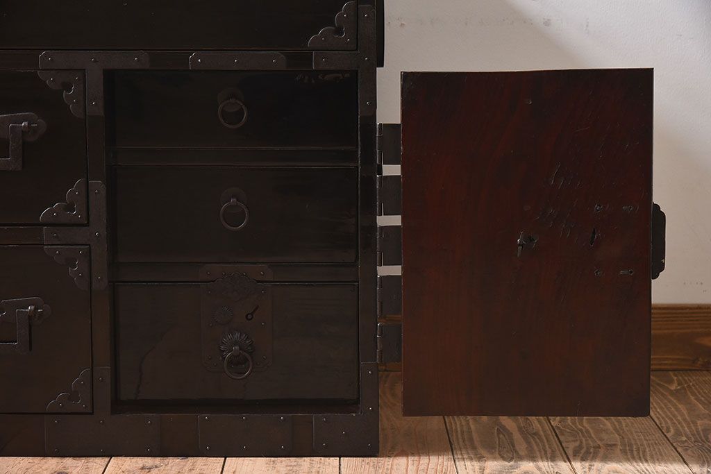 アンティーク家具　明治期　古民具・骨董　隠しあり!黒漆の上品なアンティークの衣装箪笥