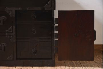 アンティーク家具　明治期　古民具・骨董　隠しあり!黒漆の上品なアンティークの衣装箪笥