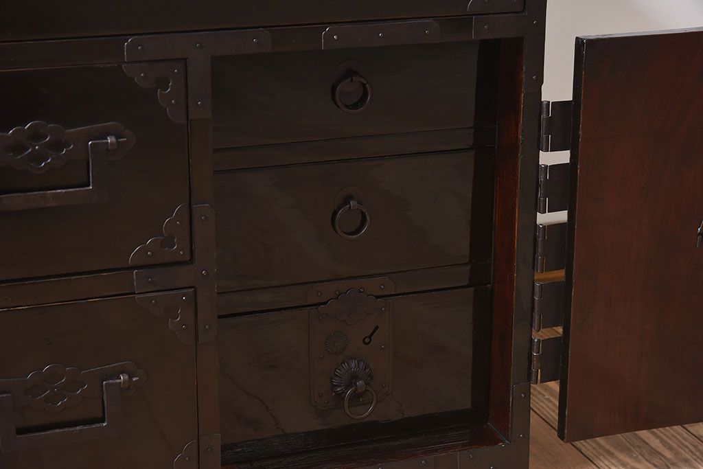 アンティーク家具　明治期　古民具・骨董　隠しあり!黒漆の上品なアンティークの衣装箪笥