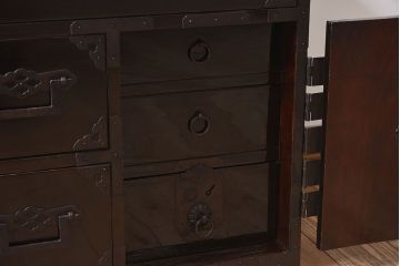 アンティーク家具　明治期　古民具・骨董　隠しあり!黒漆の上品なアンティークの衣装箪笥