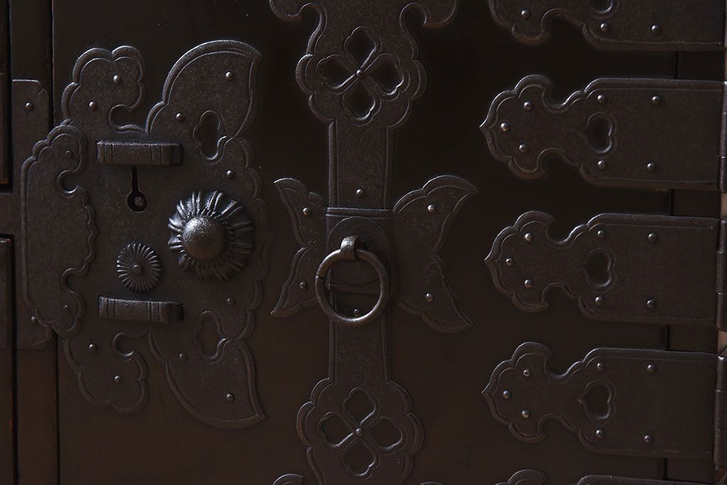 アンティーク家具　明治期　古民具・骨董　隠しあり!黒漆の上品なアンティークの衣装箪笥