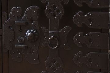 アンティーク家具　明治期　古民具・骨董　隠しあり!黒漆の上品なアンティークの衣装箪笥