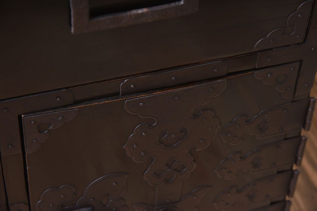 アンティーク家具　明治期　古民具・骨董　隠しあり!黒漆の上品なアンティークの衣装箪笥