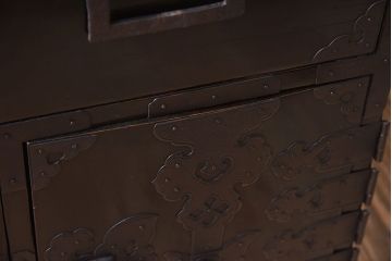 アンティーク家具　明治期　古民具・骨董　隠しあり!黒漆の上品なアンティークの衣装箪笥