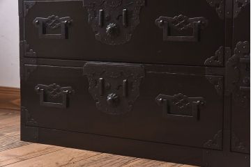 アンティーク家具　明治期　古民具・骨董　隠しあり!黒漆の上品なアンティークの衣装箪笥