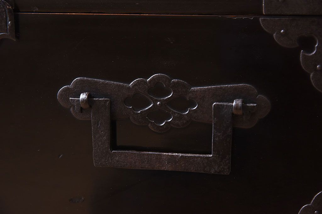 アンティーク家具　明治期　古民具・骨董　隠しあり!黒漆の上品なアンティークの衣装箪笥