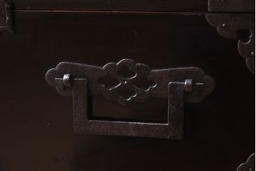 アンティーク家具　明治期　古民具・骨董　隠しあり!黒漆の上品なアンティークの衣装箪笥