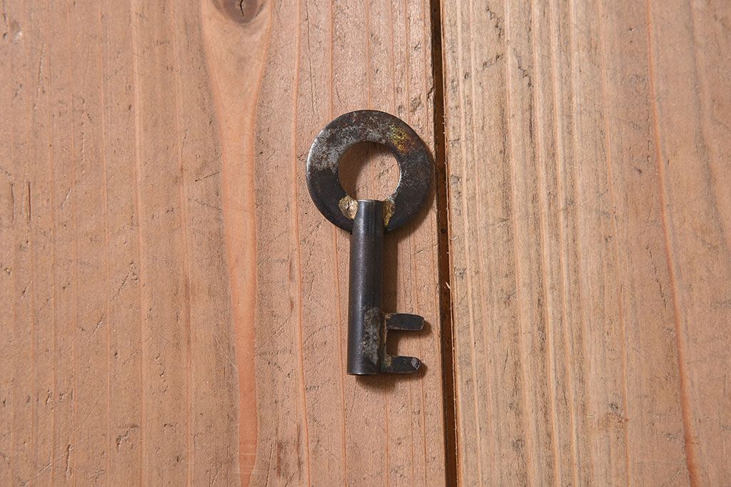 アンティーク家具　明治期　古民具・骨董　隠しあり!黒漆の上品なアンティークの衣装箪笥