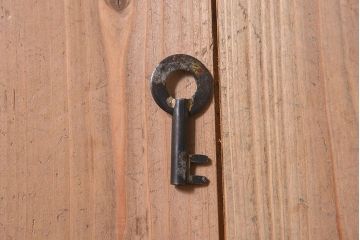 アンティーク家具　明治期　古民具・骨董　隠しあり!黒漆の上品なアンティークの衣装箪笥