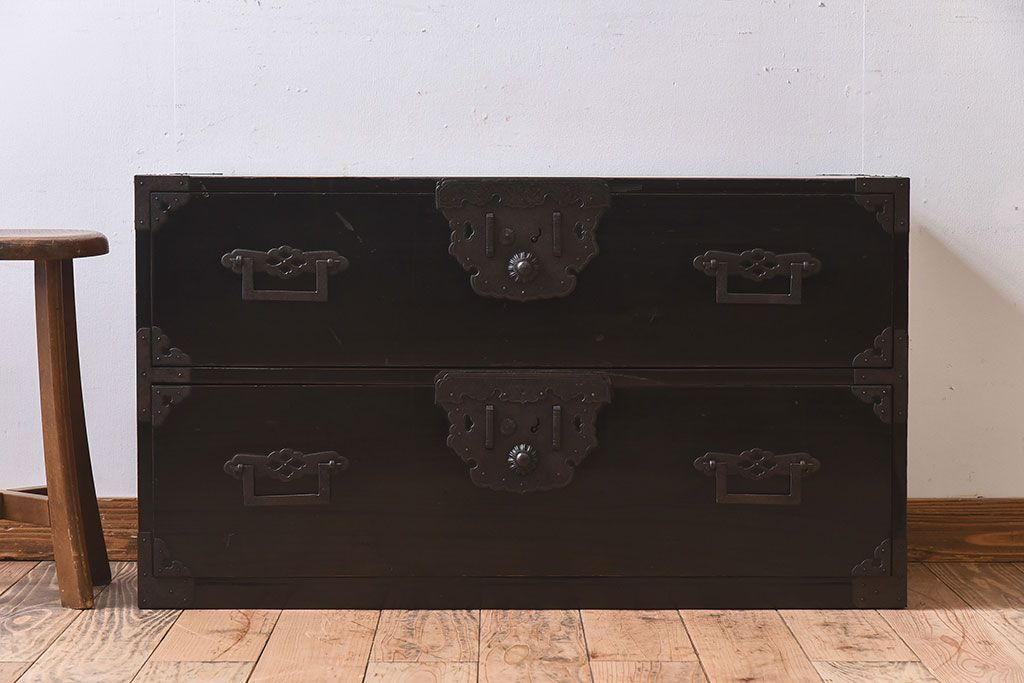 アンティーク家具　明治期　古民具・骨董　黒漆の上品なアンティークの衣装箪笥
