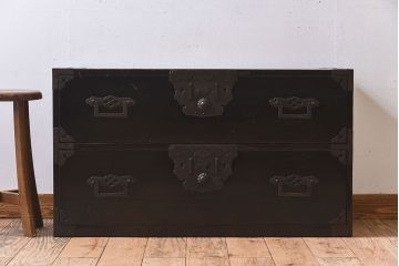アンティーク家具　明治期　古民具・骨董　黒漆の上品なアンティークの衣装箪笥