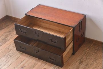 アンティーク家具　明治期　古民具・骨董　黒漆の上品なアンティークの衣装箪笥