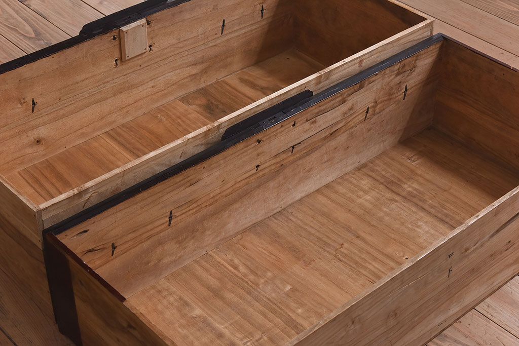 アンティーク家具　明治期　古民具・骨董　黒漆の上品なアンティークの衣装箪笥