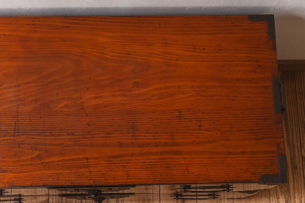 アンティーク家具　明治期　古民具・骨董　黒漆の上品なアンティークの衣装箪笥