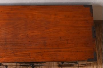 アンティーク家具　明治期　古民具・骨董　黒漆の上品なアンティークの衣装箪笥