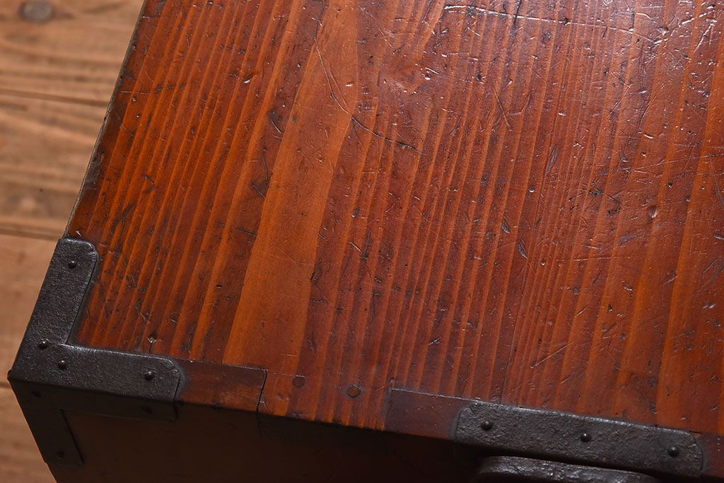 アンティーク家具　明治期　古民具・骨董　黒漆の上品なアンティークの衣装箪笥