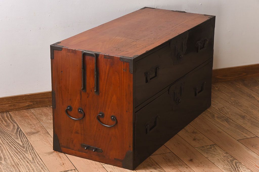 アンティーク家具　明治期　古民具・骨董　黒漆の上品なアンティークの衣装箪笥