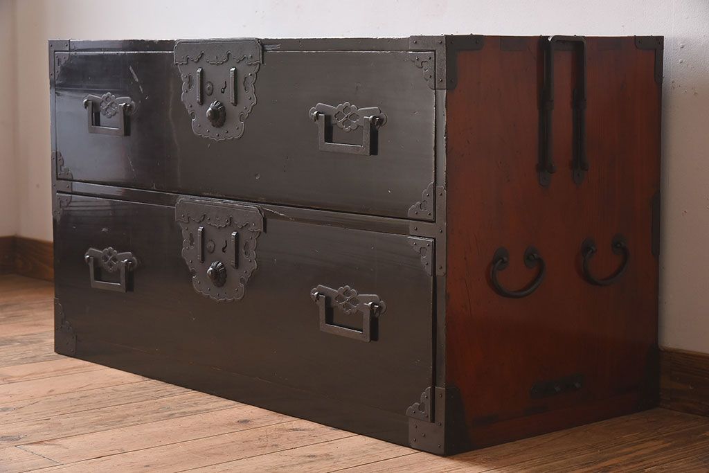 アンティーク家具　明治期　古民具・骨董　黒漆の上品なアンティークの衣装箪笥