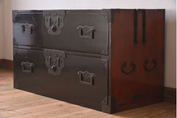 アンティーク家具　明治期　古民具・骨董　黒漆の上品なアンティークの衣装箪笥