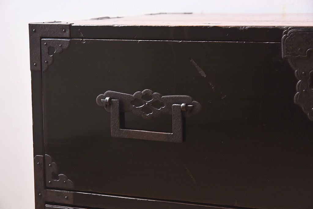 アンティーク家具　明治期　古民具・骨董　黒漆の上品なアンティークの衣装箪笥